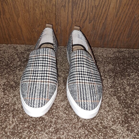 Adam Tucker By Me Too Farren Slip-On Sneaker - Picture 7 of 9